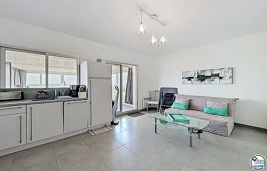 Grand studio rénové avec terrasse de 72 m², véranda récente et vue panoramique sur la baie de Roses 