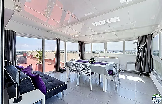Grand studio rénové avec terrasse de 72 m², véranda récente et vue panoramique sur la baie de Roses 