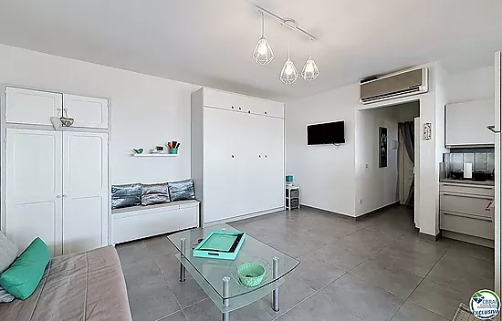 Grand studio rénové avec terrasse de 72 m², véranda récente et vue panoramique sur la baie de Roses 