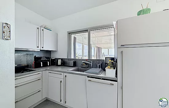 Grand studio rénové avec terrasse de 72 m², véranda récente et vue panoramique sur la baie de Roses 