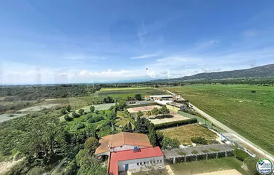 Grand studio rénové avec terrasse de 72 m², véranda récente et vue panoramique sur la baie de Roses 