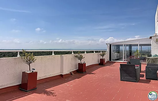 Grand studio rénové avec terrasse de 72 m², véranda récente et vue panoramique sur la baie de Roses 