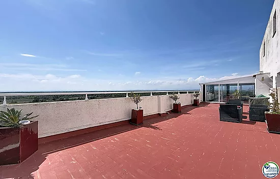Grand studio rénové avec terrasse de 72 m², véranda récente et vue panoramique sur la baie de Roses 