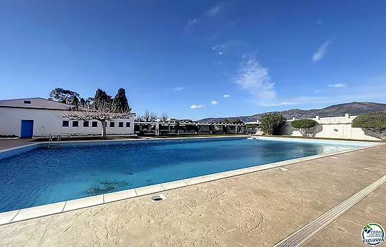 Grand studio rénové avec terrasse de 72 m², véranda récente et vue panoramique sur la baie de Roses 