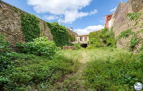 Authenticité et potentiel : Maison de village avec "voltes catalanes" au cœur de Palau-saverdera