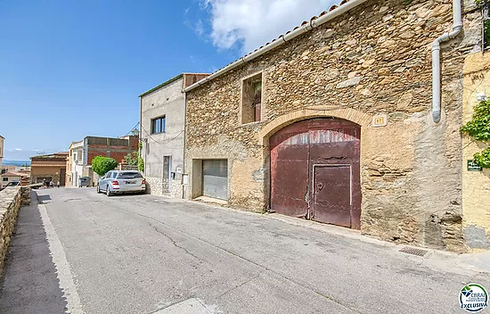 Authenticité et potentiel : Maison de village avec "voltes catalanes" au cœur de Palau-saverdera