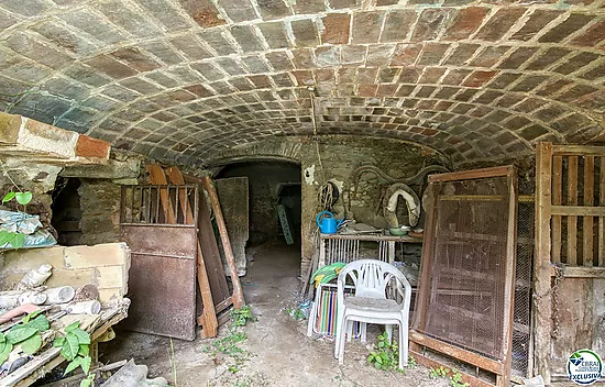 Authenticité et potentiel : Maison de village avec "voltes catalanes" au cœur de Palau-saverdera