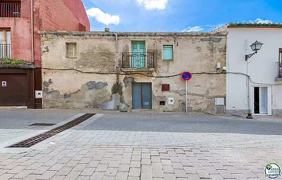 Authenticité et potentiel : Maison de village avec "voltes catalanes" au cœur de Palau-saverdera
