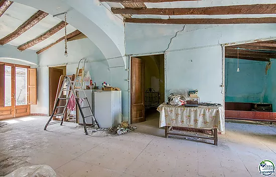 Authenticité et potentiel : Maison de village avec "voltes catalanes" au cœur de Palau-saverdera