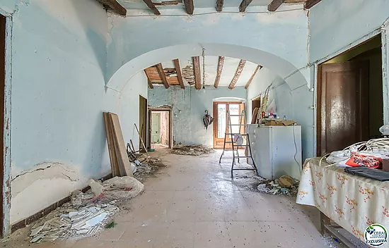 Authenticité et potentiel : Maison de village avec "voltes catalanes" au cœur de Palau-saverdera