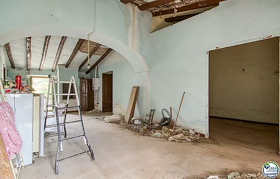 Authenticité et potentiel : Maison de village avec "voltes catalanes" au cœur de Palau-saverdera