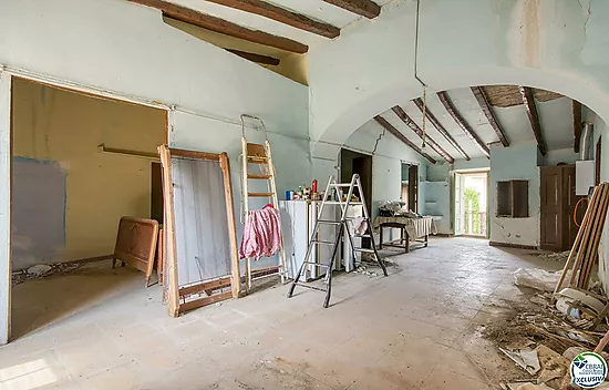 Authenticité et potentiel : Maison de village avec "voltes catalanes" au cœur de Palau-saverdera