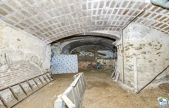 Authenticité et potentiel : Maison de village avec "voltes catalanes" au cœur de Palau-saverdera