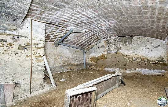 Authenticité et potentiel : Maison de village avec "voltes catalanes" au cœur de Palau-saverdera