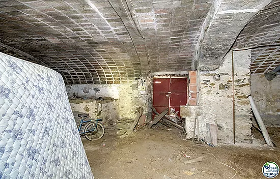 Authenticité et potentiel : Maison de village avec "voltes catalanes" au cœur de Palau-saverdera
