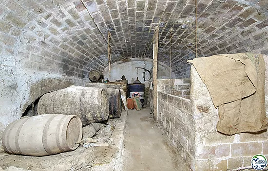 Authenticité et potentiel : Maison de village avec "voltes catalanes" au cœur de Palau-saverdera