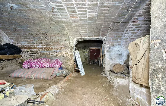 Authenticité et potentiel : Maison de village avec "voltes catalanes" au cœur de Palau-saverdera