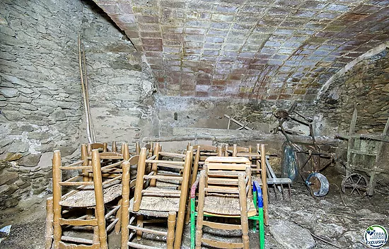 Authenticité et potentiel : Maison de village avec "voltes catalanes" au cœur de Palau-saverdera