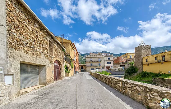 Authenticité et potentiel : Maison de village avec "voltes catalanes" au cœur de Palau-saverdera
