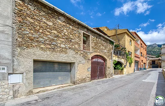 Authenticité et potentiel : Maison de village avec "voltes catalanes" au cœur de Palau-saverdera