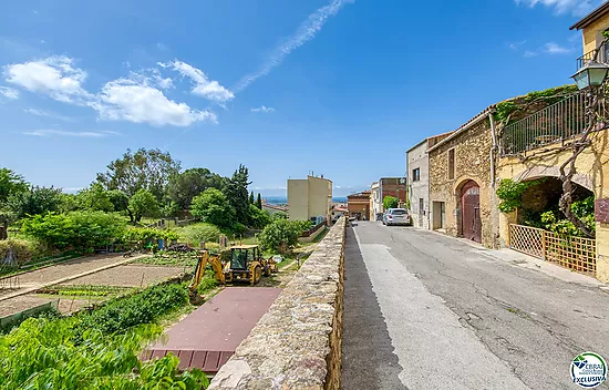 Authenticité et potentiel : Maison de village avec "voltes catalanes" au cœur de Palau-saverdera
