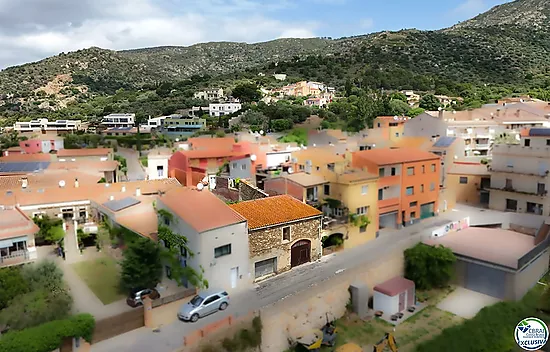 Authenticité et potentiel : Maison de village avec "voltes catalanes" au cœur de Palau-saverdera