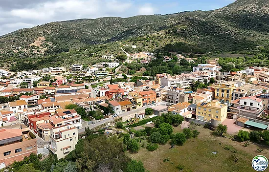 Authenticité et potentiel : Maison de village avec "voltes catalanes" au cœur de Palau-saverdera
