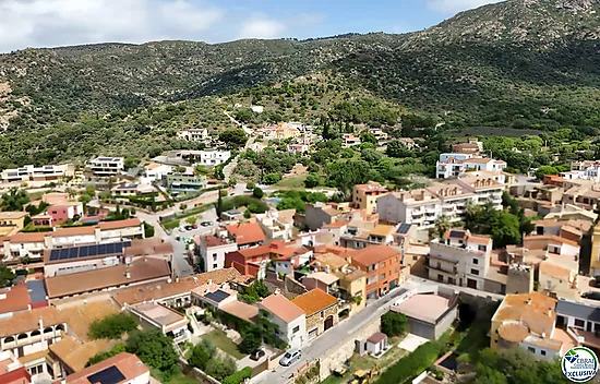 Authenticité et potentiel : Maison de village avec "voltes catalanes" au cœur de Palau-saverdera
