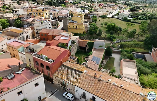 Authenticité et potentiel : Maison de village avec "voltes catalanes" au cœur de Palau-saverdera