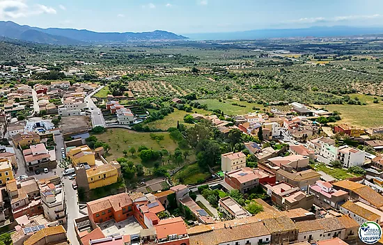 Authenticité et potentiel : Maison de village avec "voltes catalanes" au cœur de Palau-saverdera