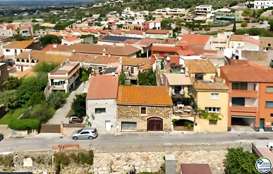 Authenticité et potentiel : Maison de village avec "voltes catalanes" au cœur de Palau-saverdera
