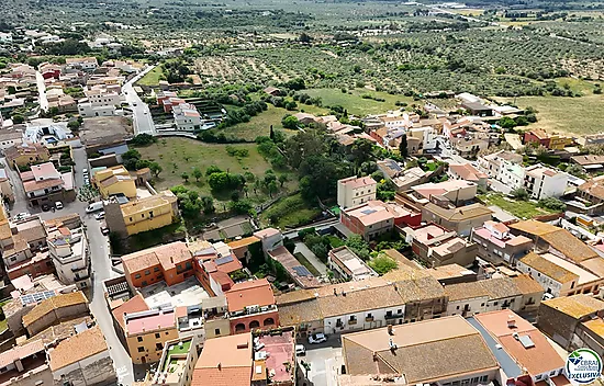 Authenticité et potentiel : Maison de village avec "voltes catalanes" au cœur de Palau-saverdera