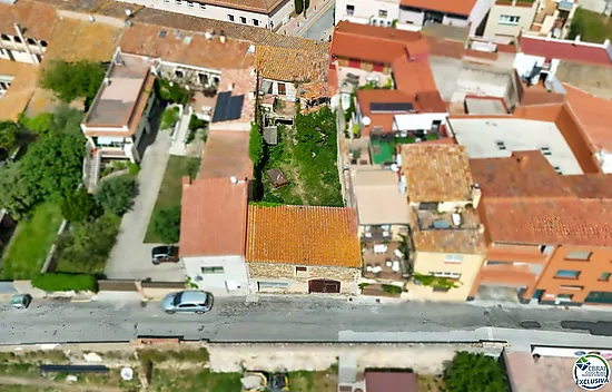Authenticité et potentiel : Maison de village avec "voltes catalanes" au cœur de Palau-saverdera