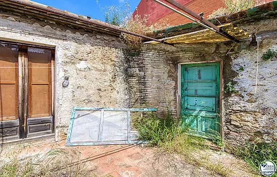 Authenticité et potentiel : Maison de village avec "voltes catalanes" au cœur de Palau-saverdera