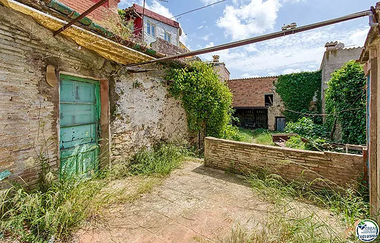 Authenticité et potentiel : Maison de village avec "voltes catalanes" au cœur de Palau-saverdera