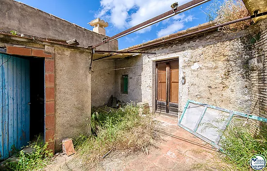 Authenticité et potentiel : Maison de village avec "voltes catalanes" au cœur de Palau-saverdera