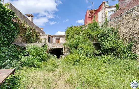 Authenticité et potentiel : Maison de village avec "voltes catalanes" au cœur de Palau-saverdera