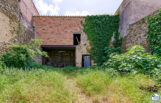 Authenticité et potentiel : Maison de village avec "voltes catalanes" au cœur de Palau-saverdera