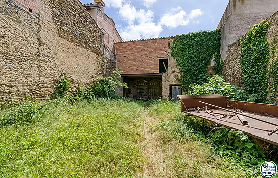 Authenticité et potentiel : Maison de village avec "voltes catalanes" au cœur de Palau-saverdera