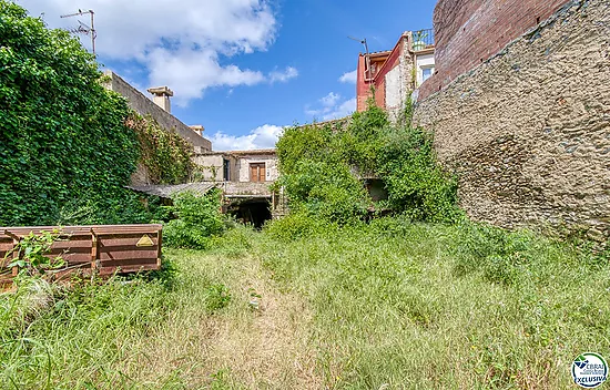 Authenticité et potentiel : Maison de village avec "voltes catalanes" au cœur de Palau-saverdera