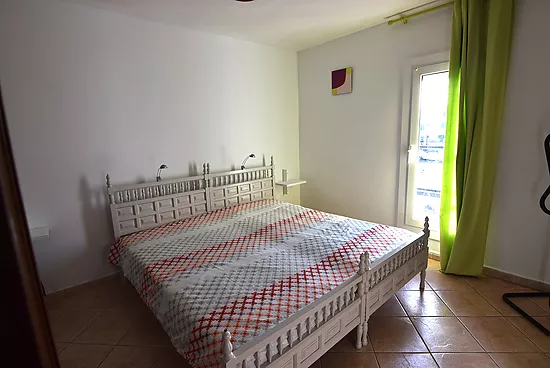 Exclusiva- casa de pescador con 4 dormitorios y amarre privado en Empuriabrava