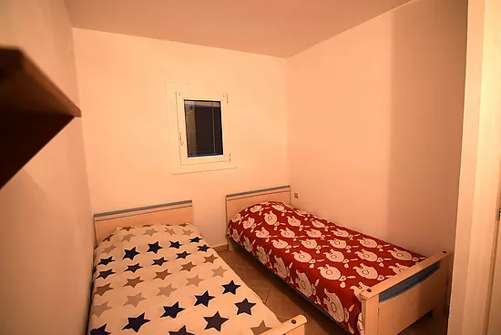 Exclusiva- casa de pescador con 4 dormitorios y amarre privado en Empuriabrava