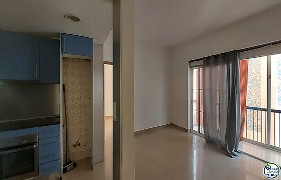 1 bedroom apartment near the centre with partial sea views
