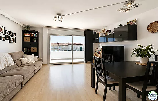 Dúplex ático con gran terraza y parking en el centro de Roses