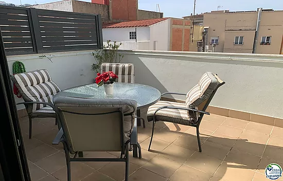 Très Bel Appartement Dernier Etage au Centre de Rosas