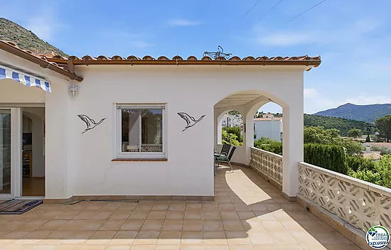 VILLA INDIVIDUELLE AVEC VUE MER, LICENCE TOURISTIQUE ET JARDIN FRUITIER