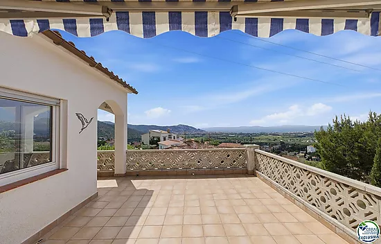 VILLA INDIVIDUELLE AVEC VUE MER, LICENCE TOURISTIQUE ET JARDIN FRUITIER