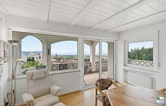 VILLA INDIVIDUELLE AVEC VUE MER, LICENCE TOURISTIQUE ET JARDIN FRUITIER