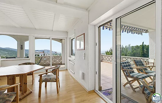 VILLA INDIVIDUELLE AVEC VUE MER, LICENCE TOURISTIQUE ET JARDIN FRUITIER
