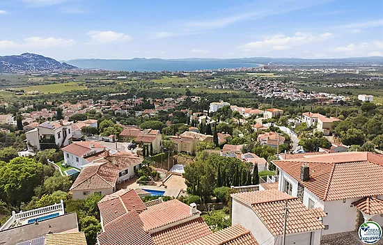 VILLA INDIVIDUELLE AVEC VUE MER, LICENCE TOURISTIQUE ET JARDIN FRUITIER